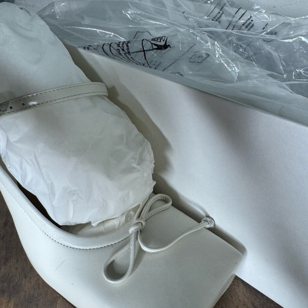 Jacquemus Elegant Off White Square-Toe Heeled Sandals - Picture 2 of 6